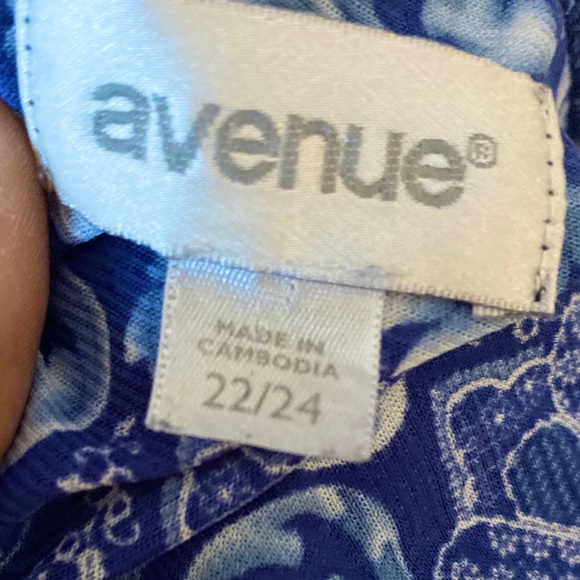 ❌SOLD❌Avenue Plus Size Blue Floral Print Top - Picture 8 of 9